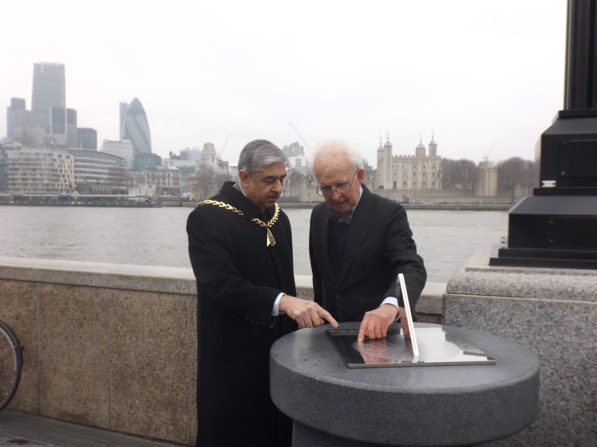 Mayor of Southwark unveils Queen’s Walk sundial