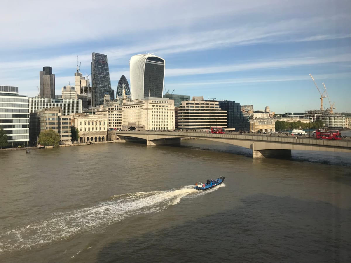 City Police perform CPR on man who collapsed on London Bridge